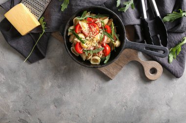 Lezzetli makarna, sosis ve sebze tablo ile pan