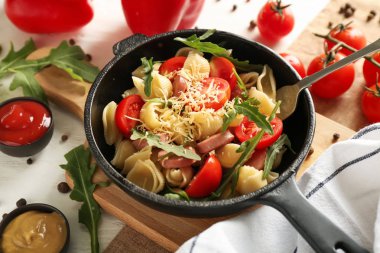 Lezzetli makarna, sosis ve sebze tablo ile pan