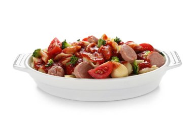 Sosis ve seramik tabak beyaz zemin üzerine sos ile lezzetli makarna