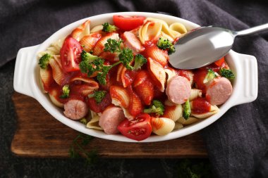 Sosis ve masada seramik tabak sos ile lezzetli makarna