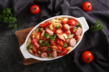 Sosis ve masada seramik tabak sos ile lezzetli makarna