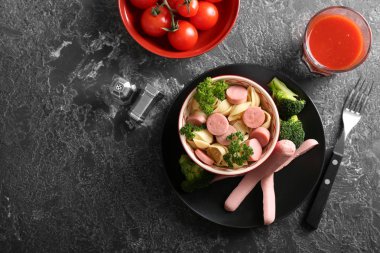 Sosisli gri masada kase lezzetli makarna