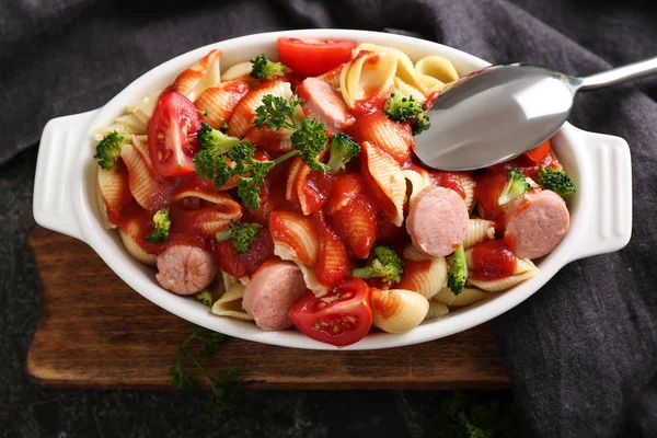 Sosis ve masada seramik tabak sos ile lezzetli makarna