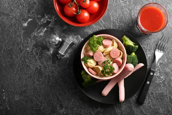 Sosisli gri masada kase lezzetli makarna