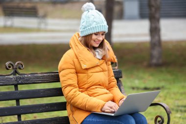 Dizüstü bilgisayar kullanan parkta güzel kadın