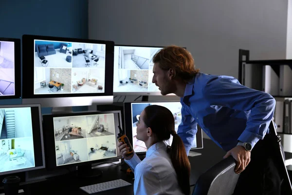 Guardie Sicurezza Monitorano Moderne Telecamere Circuito Chiuso Nella Sala Sorveglianza — Foto Stock