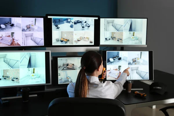 Security Guard Monitoring Modern Cctv Cameras Surveillance Room — Stock Photo, Image