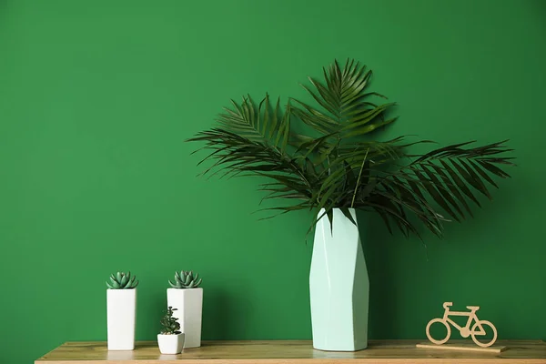 Wazon Tropikalny Zielony Liści Drewnianym Stole Pobliżu Kolor Ściany — Zdjęcie stockowe
