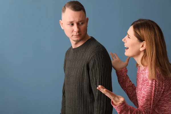 Casal Infeliz Tendo Argumento Sobre Fundo Cor Conceito Divórcio — Fotografia de Stock