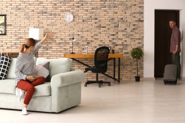 Mutsuz çift evde kavga sonra. Boşanma kavramı