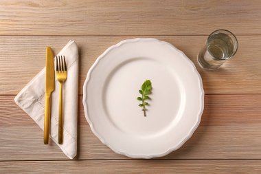 ahşap zemin üzerinde tablo ayarı