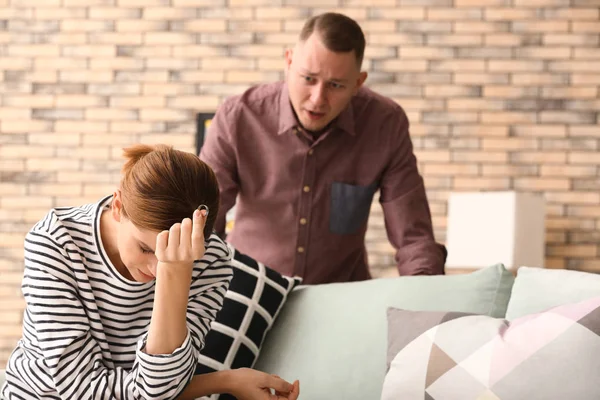 Pareja Infeliz Discutiendo Casa Concepto Divorcio — Foto de Stock