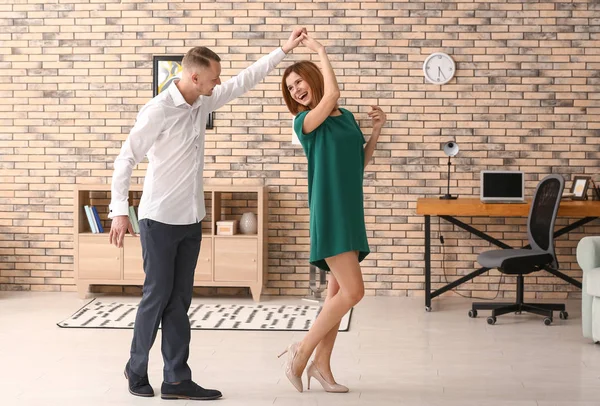 Hermosa Pareja Bailando Casa — Foto de Stock