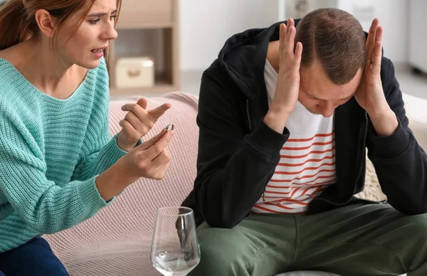 Pareja Infeliz Discutiendo Casa Concepto Divorcio — Foto de Stock