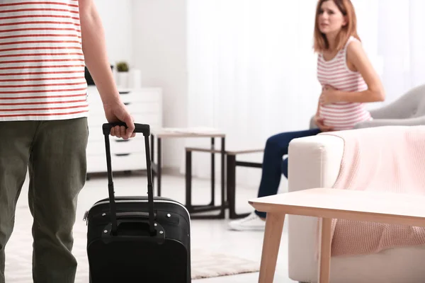 Unhappy Man Leaving His Pregnant Wife Home Concept Divorce — Stock Photo, Image