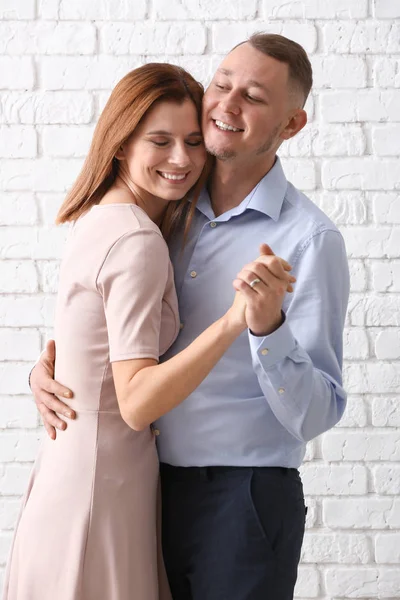 Hermosa Pareja Bailando Sobre Fondo Ladrillo Blanco —  Fotos de Stock