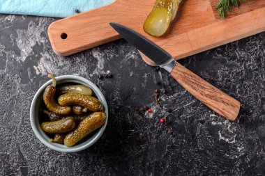 Grunge masada lezzetli fermente salatalık ile kase