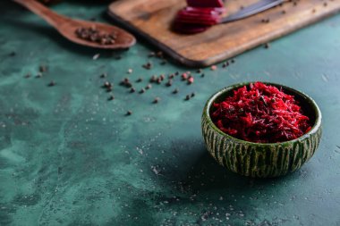 Yeşil tablo lezzetli fermente pancar ile kase