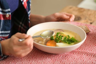 Masada, closeup lezzetli çorba yemek kadın