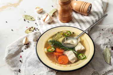 Işık tablosu üzerinde lezzetli sıcak çorba