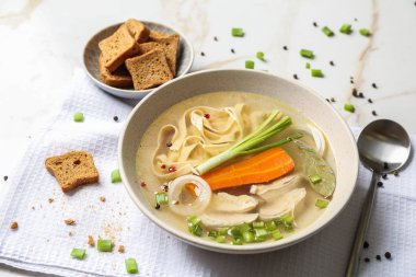 Işık tablosu üzerinde lezzetli sıcak çorba