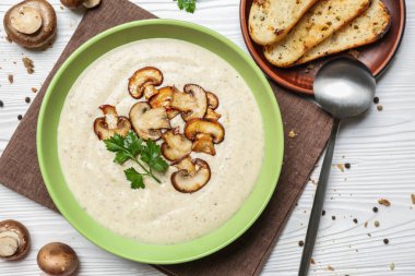 Beyaz masada lezzetli sıcak çorba