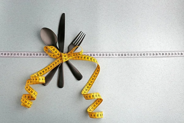 Kompozycja Sztućcami Pomiaru Taśmy Jasnym Tle Pojęcie Diety — Zdjęcie stockowe