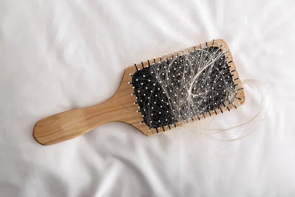 Brosse Avec Cheveux Tombés Sur Oreiller Doux — Photo