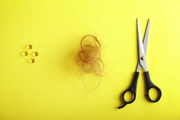 Scissors Fallen Hair Fish Oil Pills Color Background — Stock Photo, Image