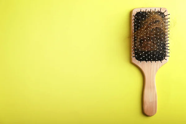 Cepillo Con Cabello Caído Sobre Fondo Color — Foto de Stock