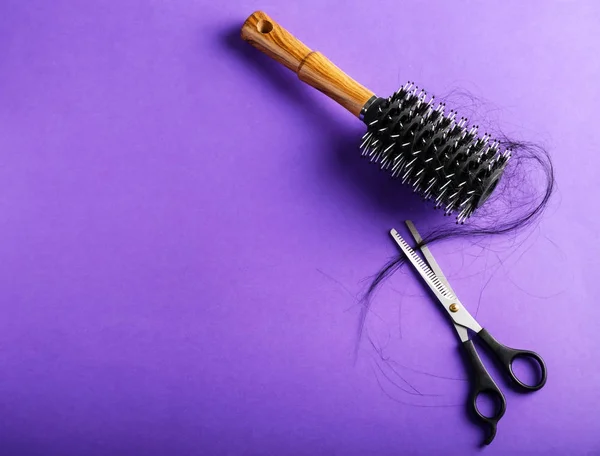 Brush Fallen Hair Scissors Color Background — Stock Photo, Image