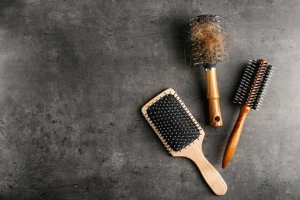 Escovas Com Cabelo Caído Fundo Cinza — Fotografia de Stock