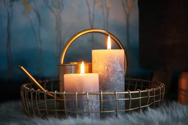 Goldenes Tablett Mit Schönen Brennenden Kerzen Auf Dem Fußboden Zimmer — Stockfoto