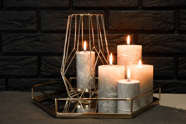 Şöminenin üzerinde güzel yanan mumlar