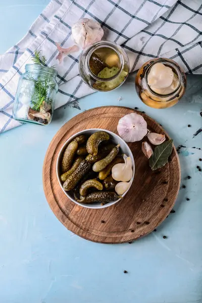 Tasty Fermented Cucumbers Garlic Light Table — Stock Photo, Image
