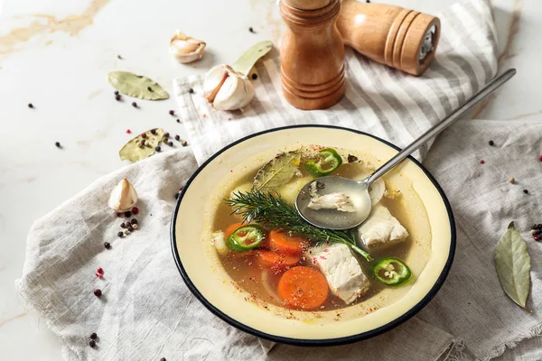 Işık tablosu üzerinde lezzetli sıcak çorba