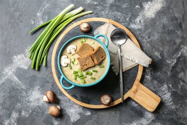Gri masada lezzetli sıcak çorba pot