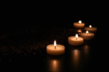 Yanan mumlar ve deniz tuzu karanlıkta masada