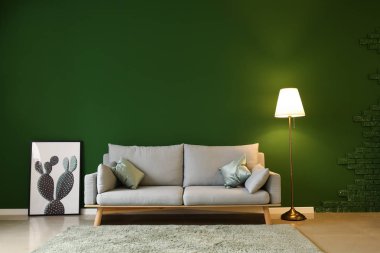 Rahat kanepeli bir oda.