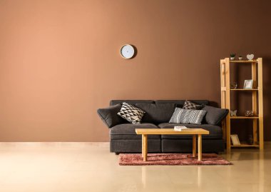 Rahat kanepeli bir oda.