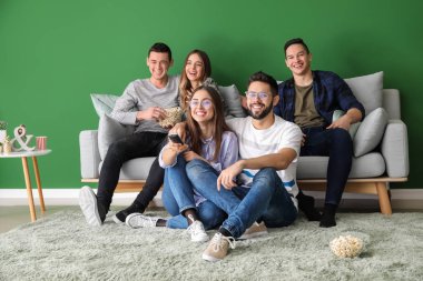 Patlamış mısır yemek ve evde Tv izlerken arkadaşlar