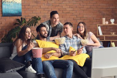 TV izlerken, evde patlamış mısır yemek arkadaşlar