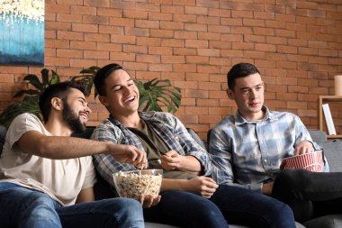 TV komedi izlemek ve evde patlamış mısır yemek arkadaşlar