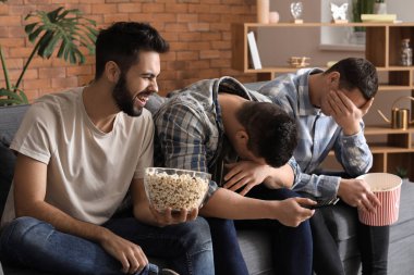 TV komedi izlemek ve evde patlamış mısır yemek arkadaşlar