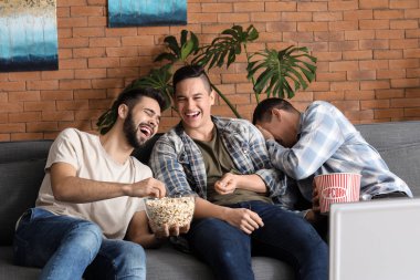 TV komedi izlemek ve evde patlamış mısır yemek arkadaşlar