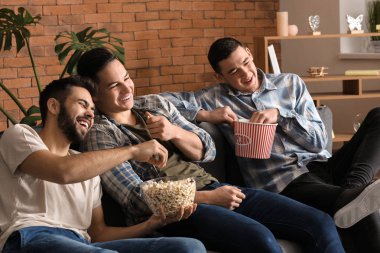 TV komedi izlemek ve evde patlamış mısır yemek arkadaşlar