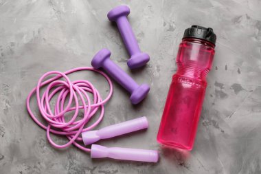 Spor donatımı ve şişe suyu gri arka plan üzerinde