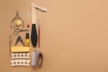 Renk arka plan üzerinde pedikür araçlar kümesi