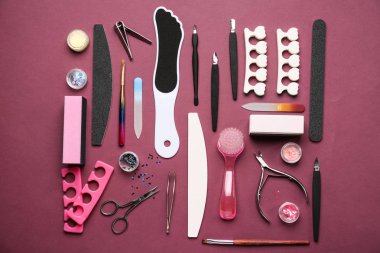 Renk arka plan üzerinde pedikür araçlar kümesi