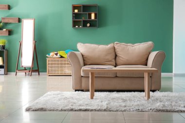 Rahat kanepesi olan modern bir oda.